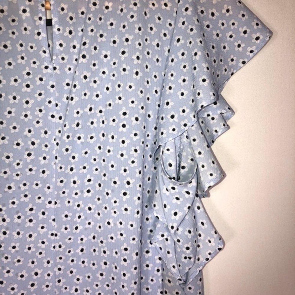 ELLE Blue Short Sleeve Floral Blouse Size‎ Medium - Picture 7 of 11
